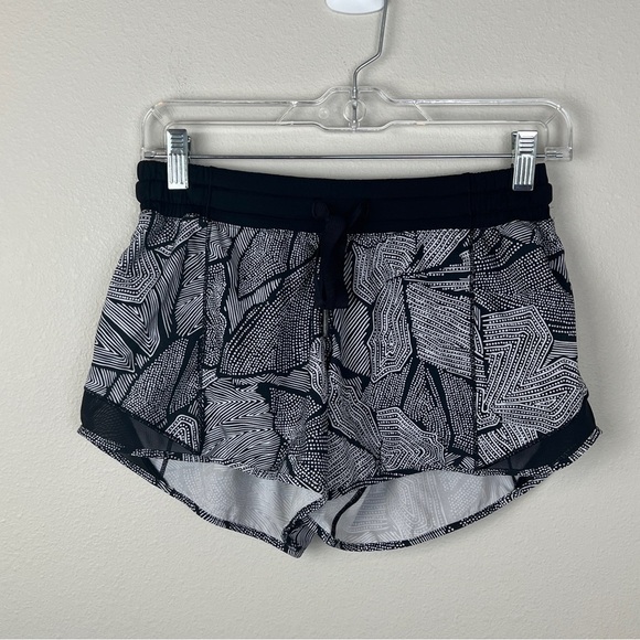Lululemon Hotty Hot Long Shorts Dottie Tribe White Black - Picture 2 of 4